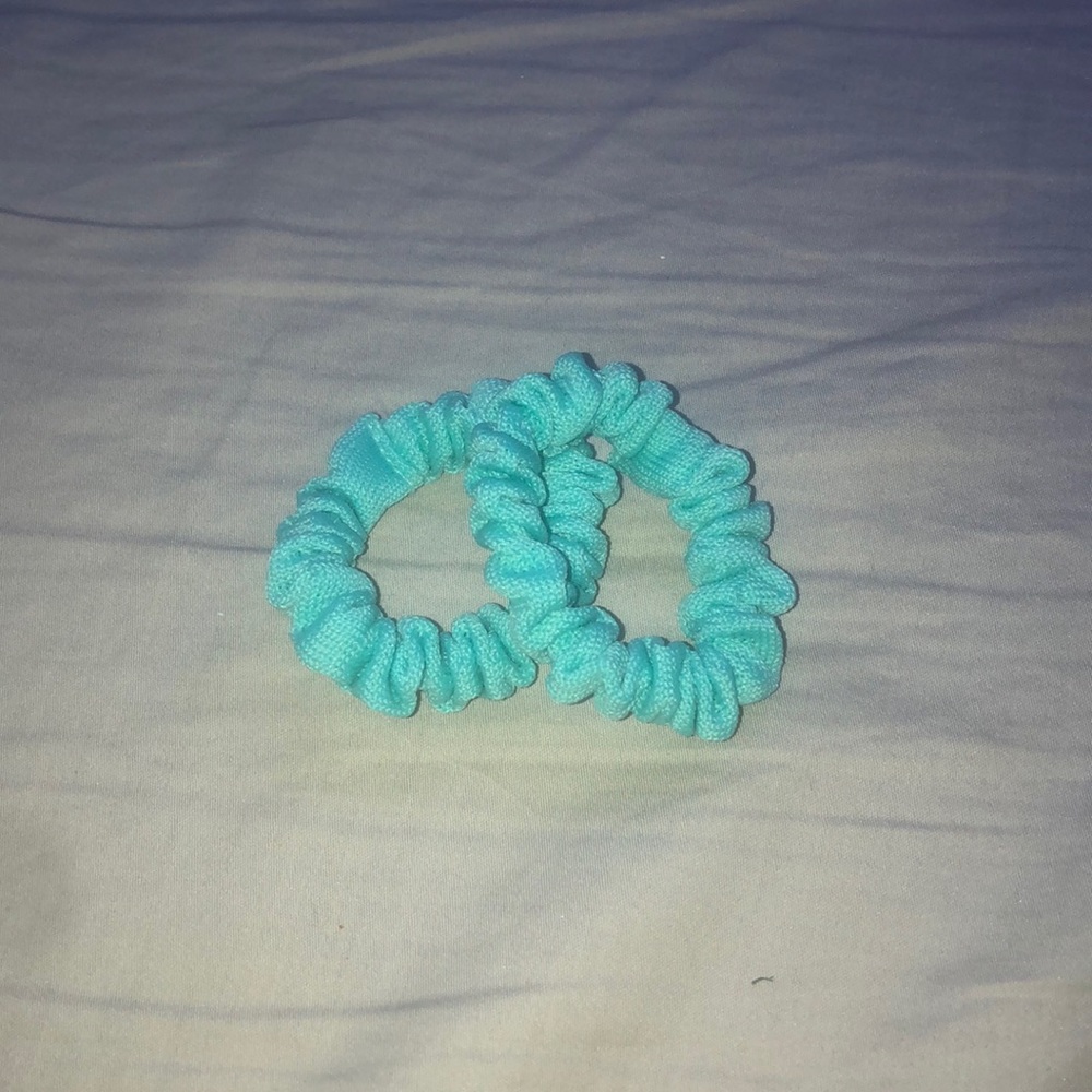 pack of 2 hair tye scrunchies